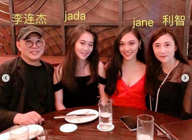 妈美貌的高低往往决定了孩子颜值的上限龙八国际娱乐网站同父异母的星二代妈(图2)