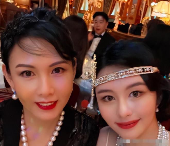妈美貌的高低往往决定了孩子颜值的上限龙八国际娱乐网站同父异母的星二代妈(图12)